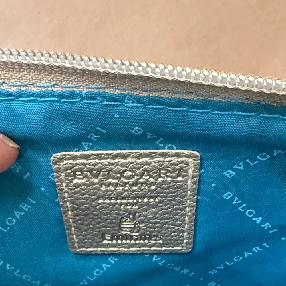 Bvlgari and Emirates Sand and Turquoise Amenity Bag. - Picture 2 of 8